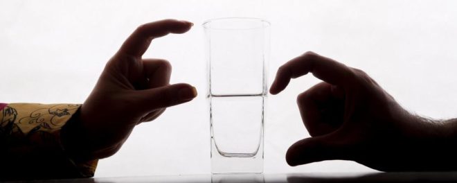 verre à moitié vide vs à moitié plein